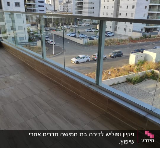 מרפסת עם רצפת קרמיקה ומעקה זכוכית